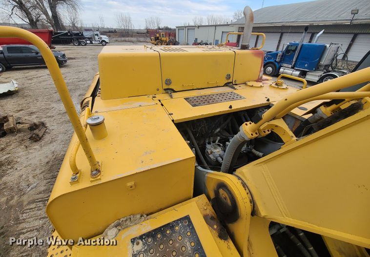 image for item IF9390 2004 John Deere 450C LC  excavator