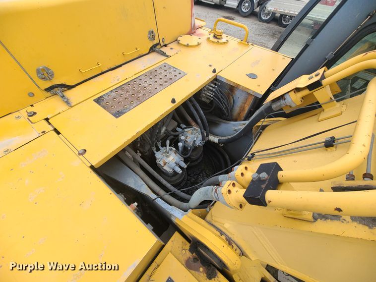 image for item IF9390 2004 John Deere 450C LC  excavator