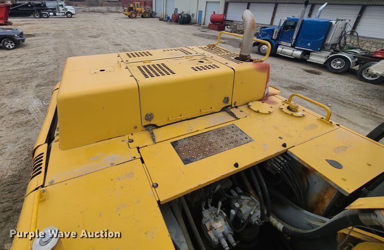 image for item IF9390 2004 John Deere 450C LC  excavator