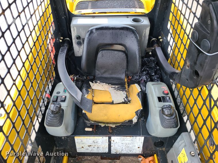 image for item IF9409 2006 Komatsu SK1020-5N  skid steer loader
