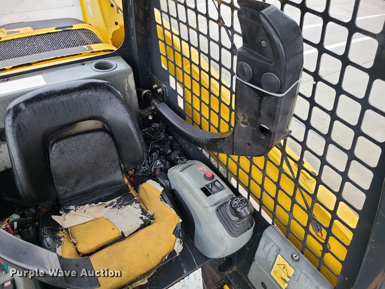 image for item IF9409 2006 Komatsu SK1020-5N  skid steer loader