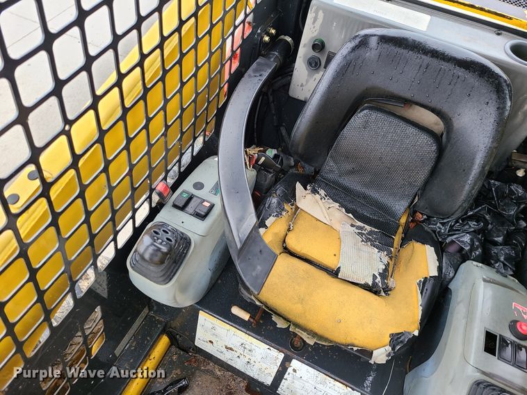 image for item IF9409 2006 Komatsu SK1020-5N  skid steer loader