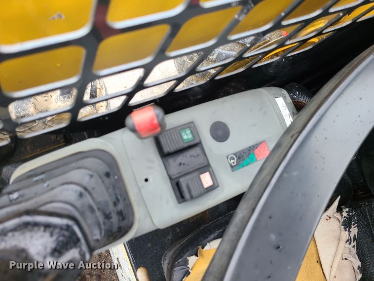 image for item IF9409 2006 Komatsu SK1020-5N  skid steer loader