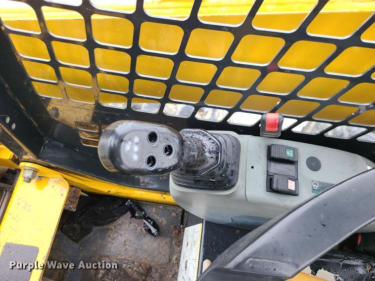 image for item IF9409 2006 Komatsu SK1020-5N  skid steer loader