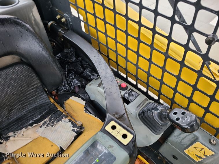 image for item IF9409 2006 Komatsu SK1020-5N  skid steer loader