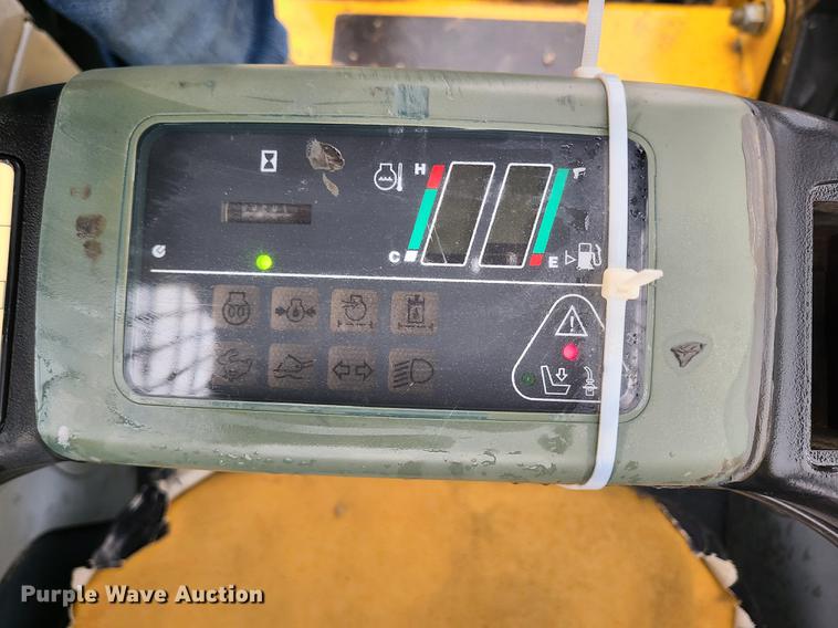 image for item IF9409 2006 Komatsu SK1020-5N  skid steer loader