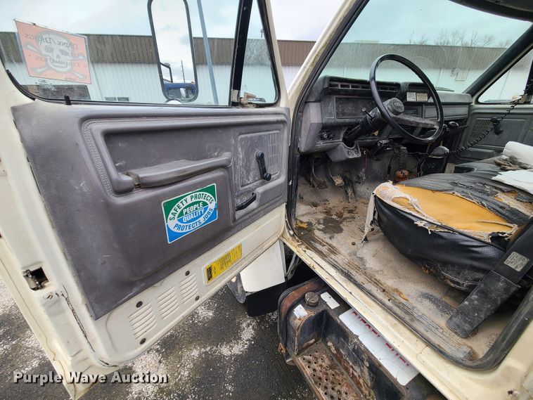 image for item IF9465 1997 Ford F800  dump truck