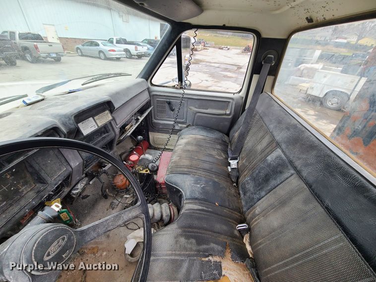 image for item IF9465 1997 Ford F800  dump truck