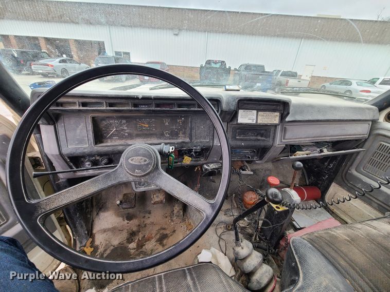 image for item IF9465 1997 Ford F800  dump truck