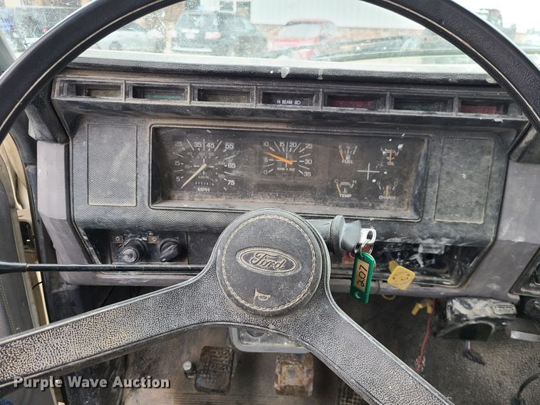 image for item IF9465 1997 Ford F800  dump truck