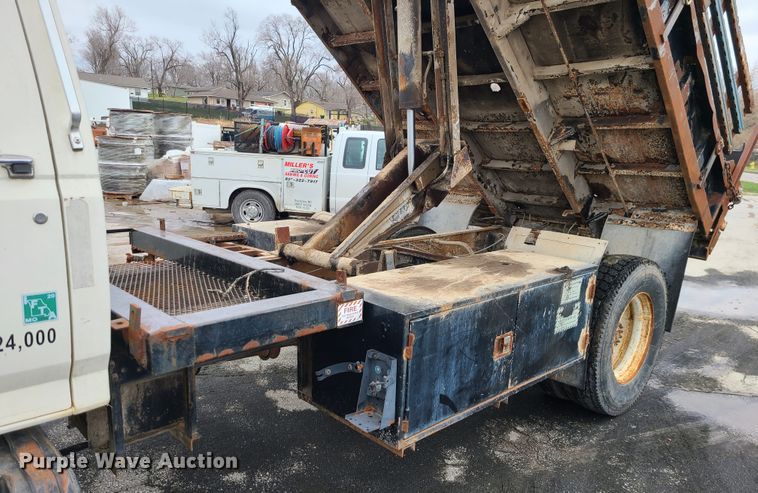 image for item IF9465 1997 Ford F800  dump truck