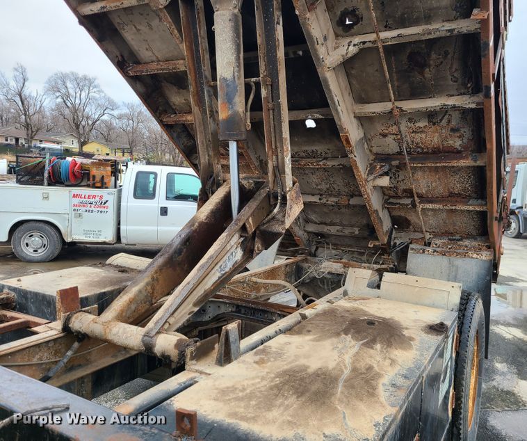 image for item IF9465 1997 Ford F800  dump truck