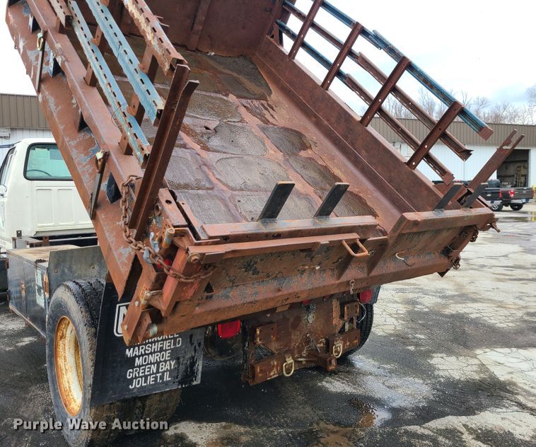image for item IF9465 1997 Ford F800  dump truck