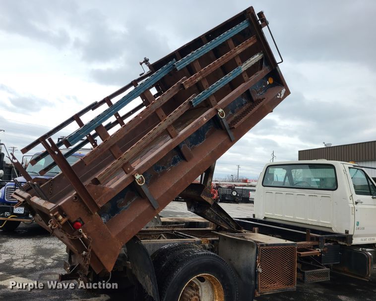image for item IF9465 1997 Ford F800  dump truck