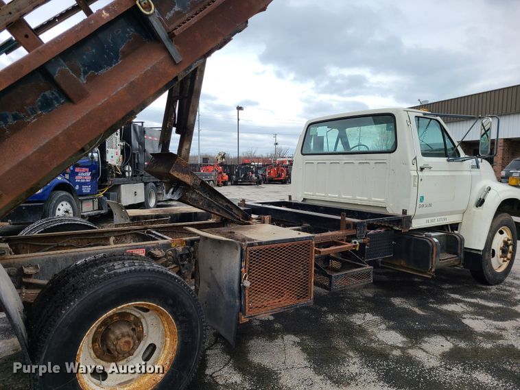 image for item IF9465 1997 Ford F800  dump truck