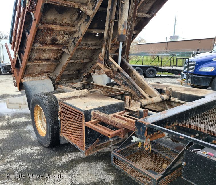 image for item IF9465 1997 Ford F800  dump truck