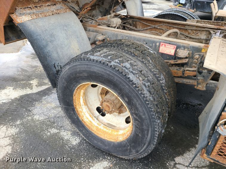 image for item IF9465 1997 Ford F800  dump truck