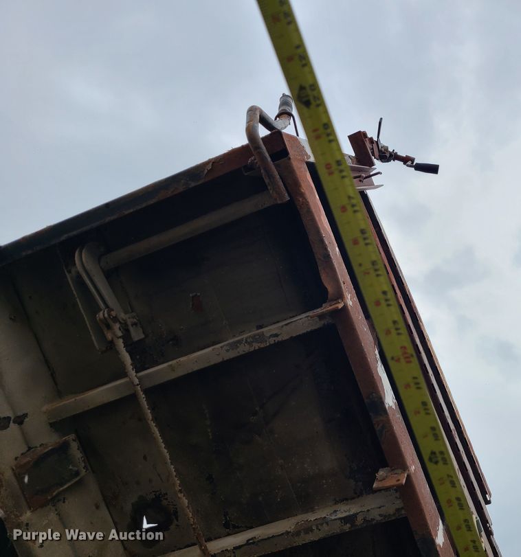 image for item IF9465 1997 Ford F800  dump truck