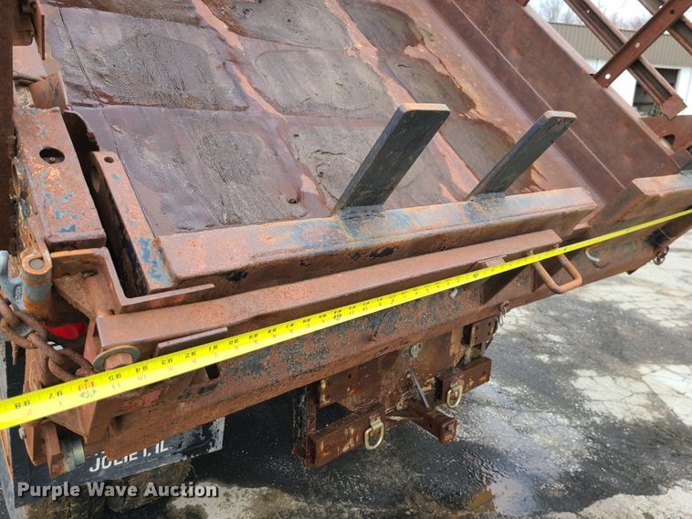 image for item IF9465 1997 Ford F800  dump truck