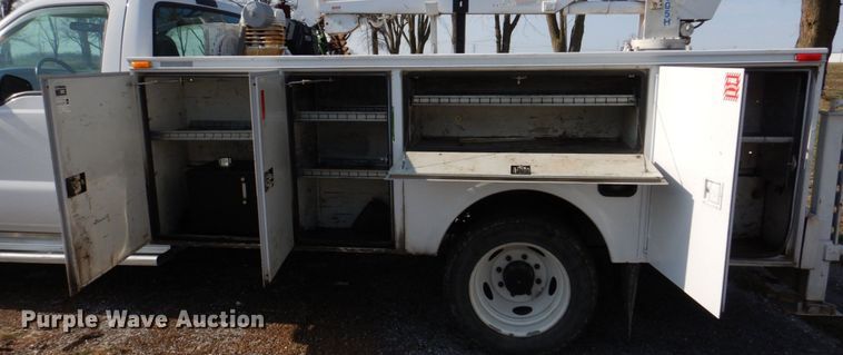 image for item IM9689 2002 Ford F550 Super Duty  utility / service truck