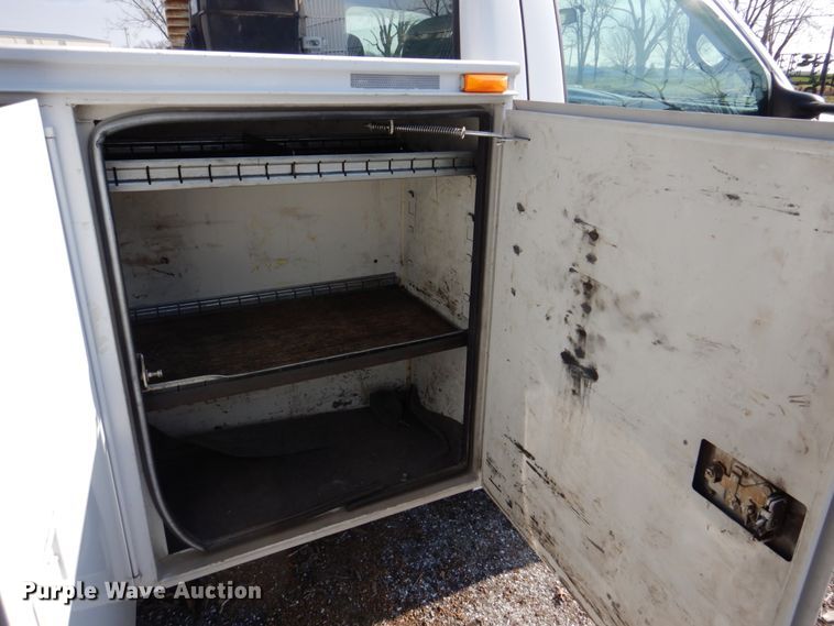 image for item IM9689 2002 Ford F550 Super Duty  utility / service truck