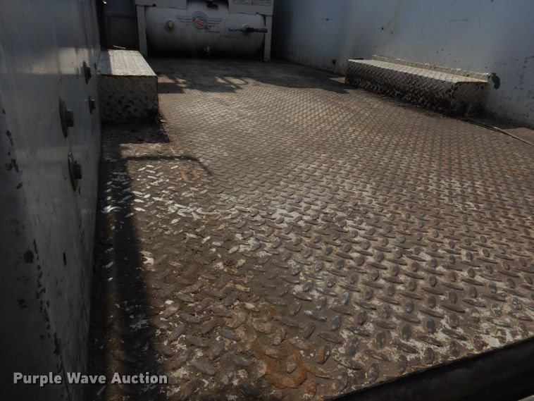 image for item IM9689 2002 Ford F550 Super Duty  utility / service truck