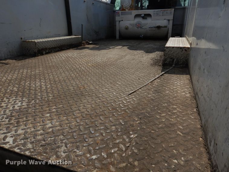 image for item IM9689 2002 Ford F550 Super Duty  utility / service truck