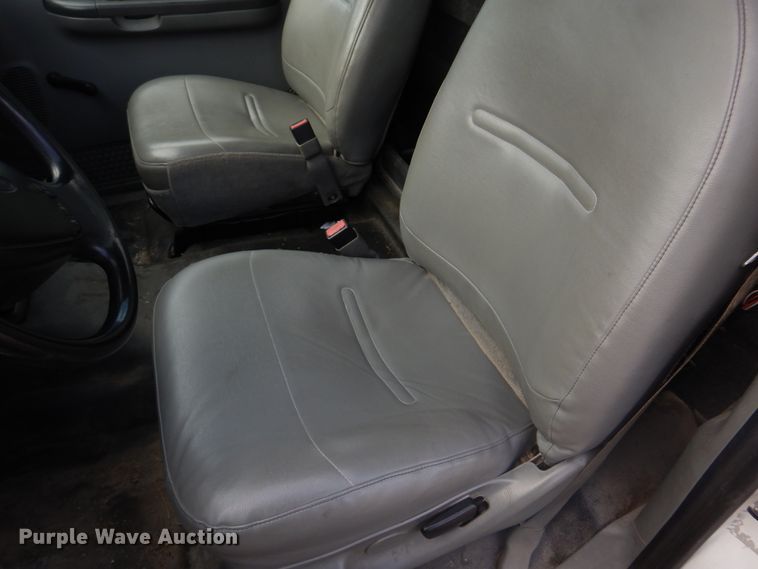 image for item IM9689 2002 Ford F550 Super Duty  utility / service truck