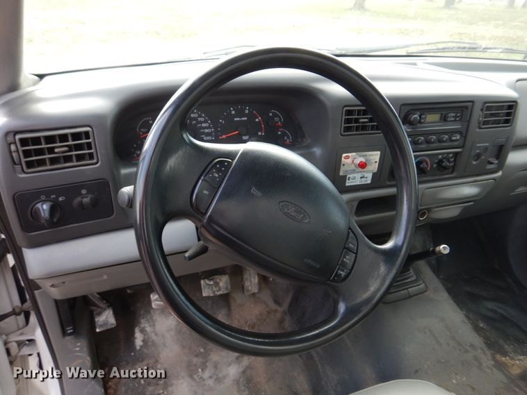 image for item IM9689 2002 Ford F550 Super Duty  utility / service truck