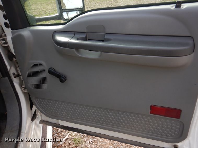 image for item IM9689 2002 Ford F550 Super Duty  utility / service truck