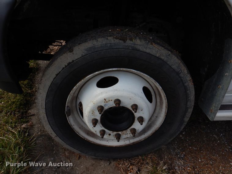 image for item IM9689 2002 Ford F550 Super Duty  utility / service truck