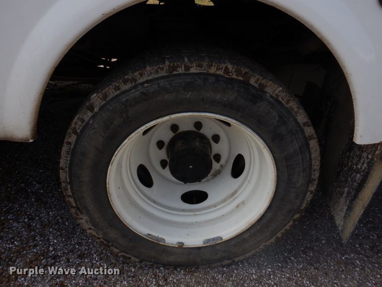 image for item IM9689 2002 Ford F550 Super Duty  utility / service truck