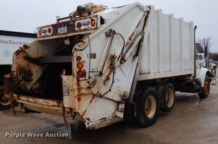 image for item IM9860 2000 International 4700  refuse truck