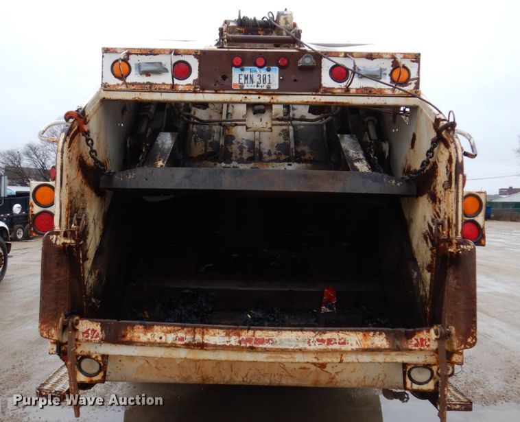 image for item IM9860 2000 International 4700  refuse truck