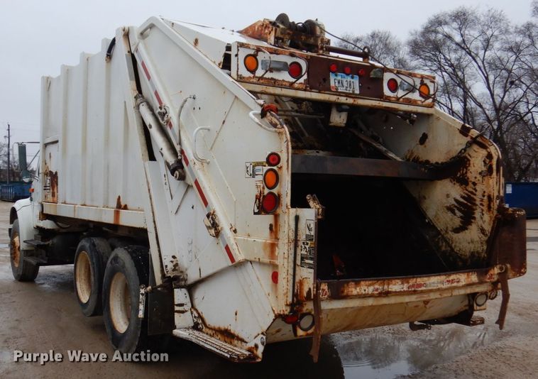 image for item IM9860 2000 International 4700  refuse truck