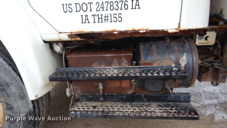 image for item IM9860 2000 International 4700  refuse truck