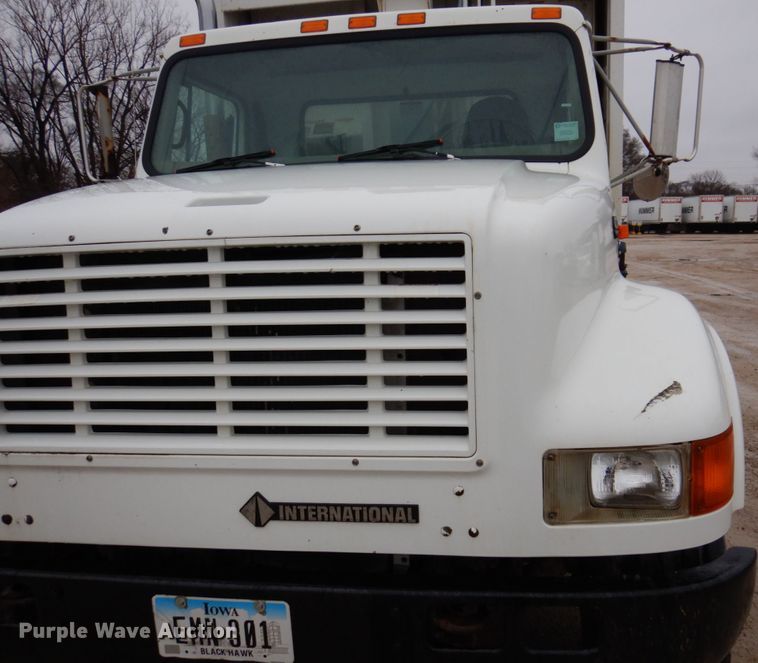 image for item IM9860 2000 International 4700  refuse truck