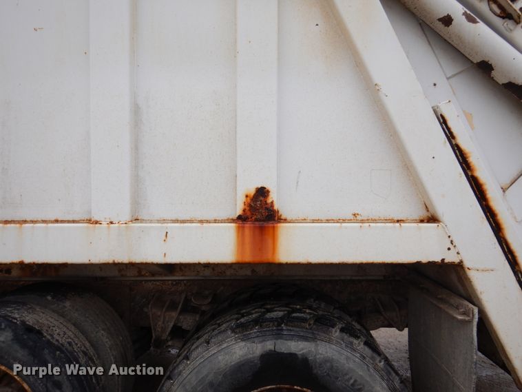 image for item IM9860 2000 International 4700  refuse truck