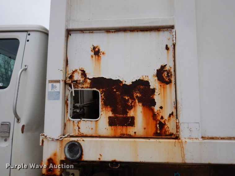 image for item IM9860 2000 International 4700  refuse truck