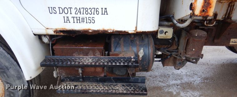 image for item IM9860 2000 International 4700  refuse truck