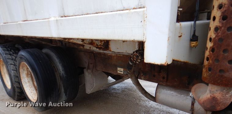 image for item IM9860 2000 International 4700  refuse truck