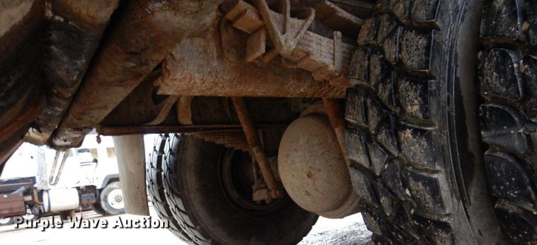 image for item IM9860 2000 International 4700  refuse truck