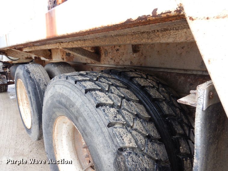 image for item IM9860 2000 International 4700  refuse truck