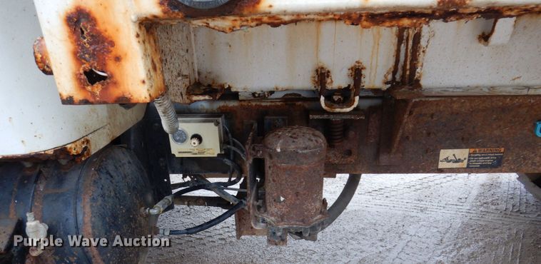 image for item IM9860 2000 International 4700  refuse truck