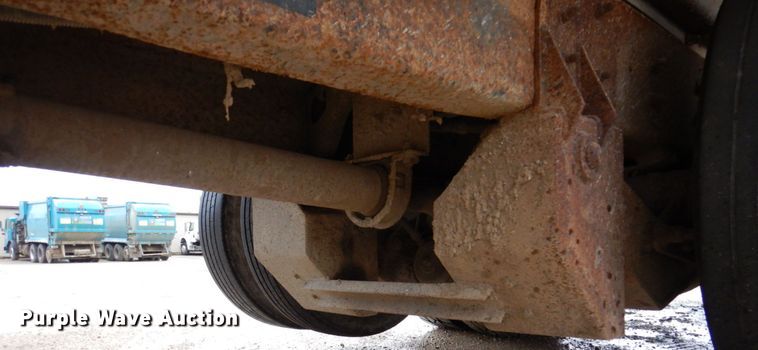 image for item IM9860 2000 International 4700  refuse truck