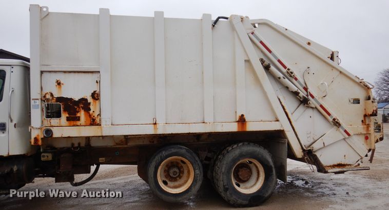 image for item IM9860 2000 International 4700  refuse truck