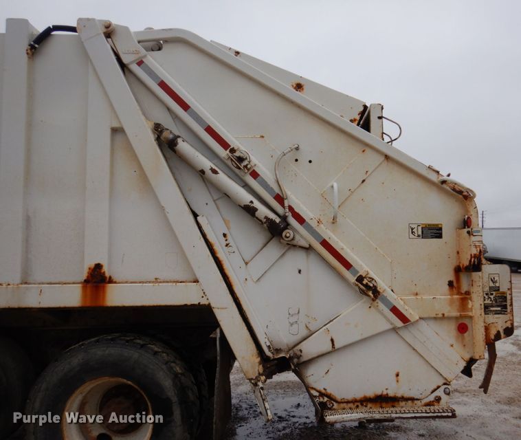 image for item IM9860 2000 International 4700  refuse truck