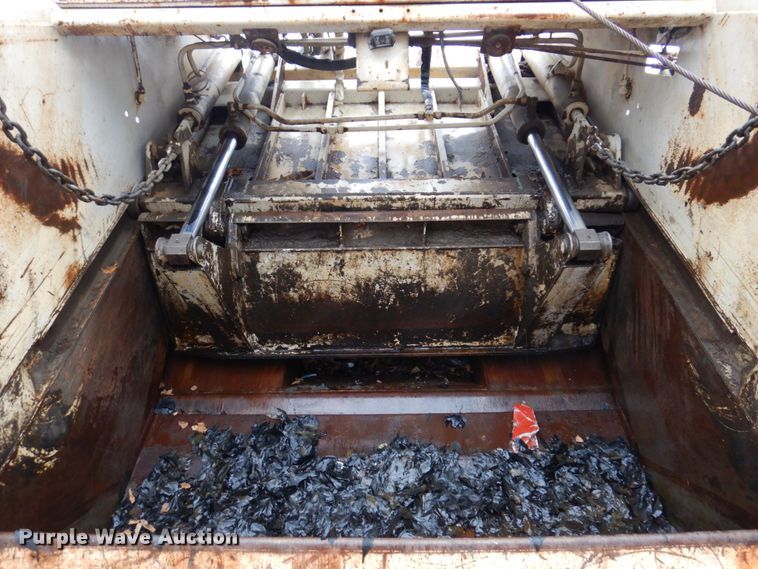 image for item IM9860 2000 International 4700  refuse truck