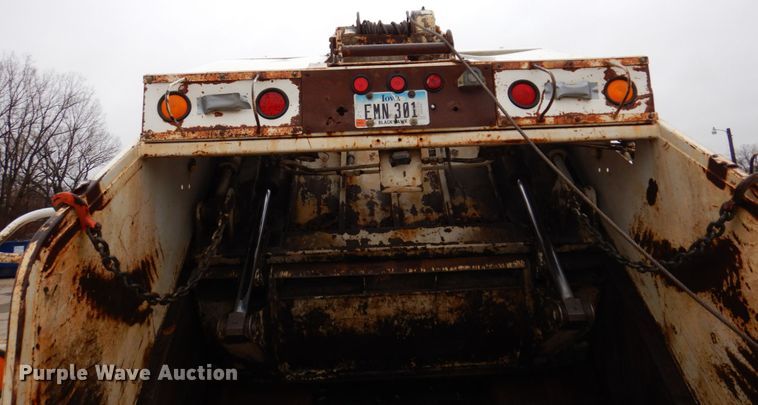 image for item IM9860 2000 International 4700  refuse truck