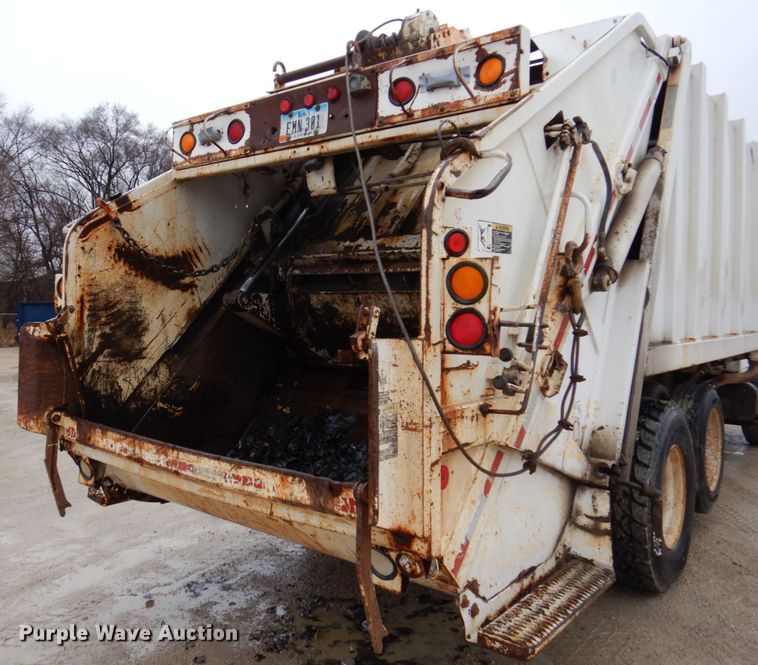 image for item IM9860 2000 International 4700  refuse truck